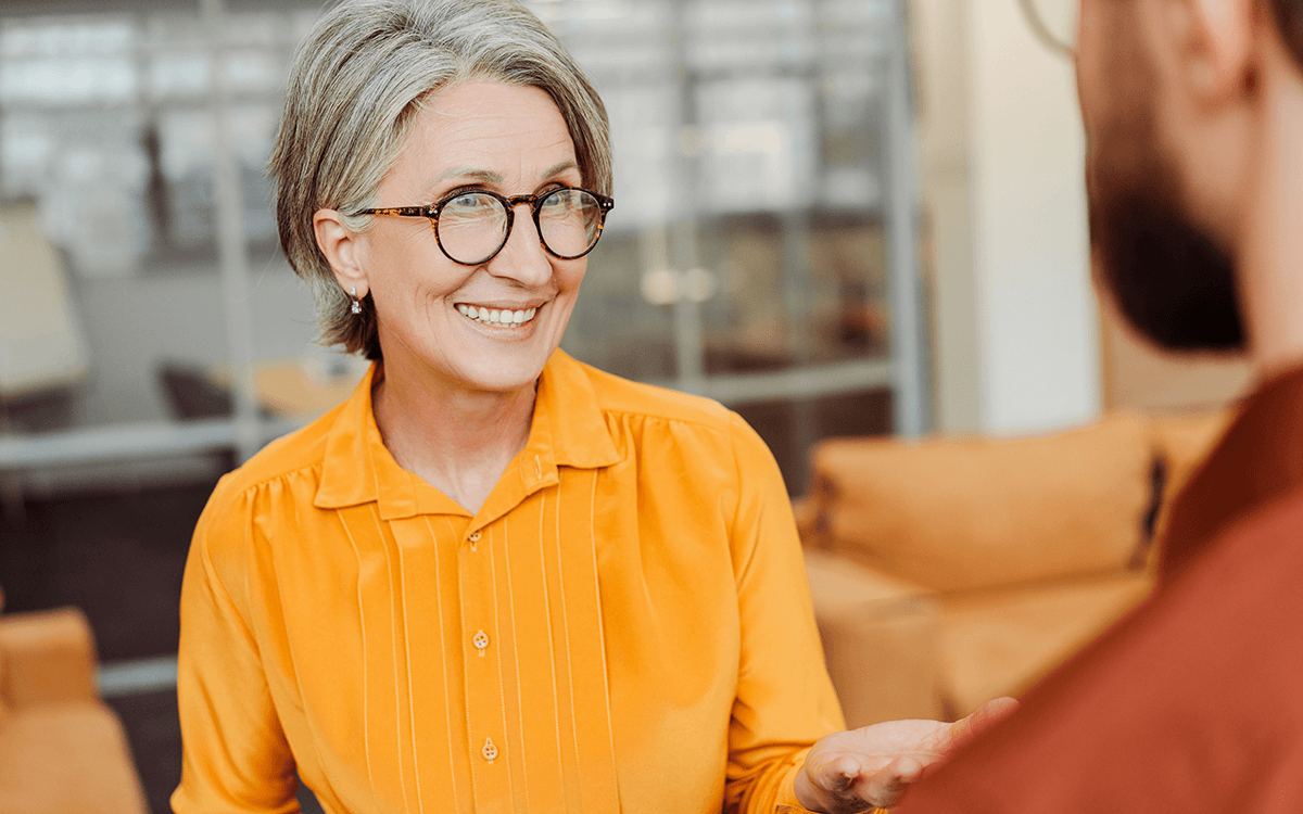 A woman volunteers to help an undergrad with a mock interview.